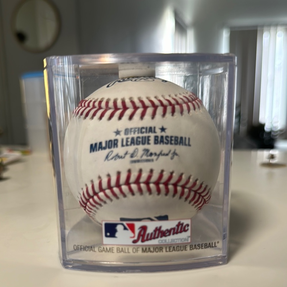 Authentic MLB Baseball in Display Case - Picture 2 of 5